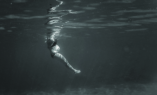 Photo sub aquatique ennoiret blanc d'une femme enceinte qui se baigne
